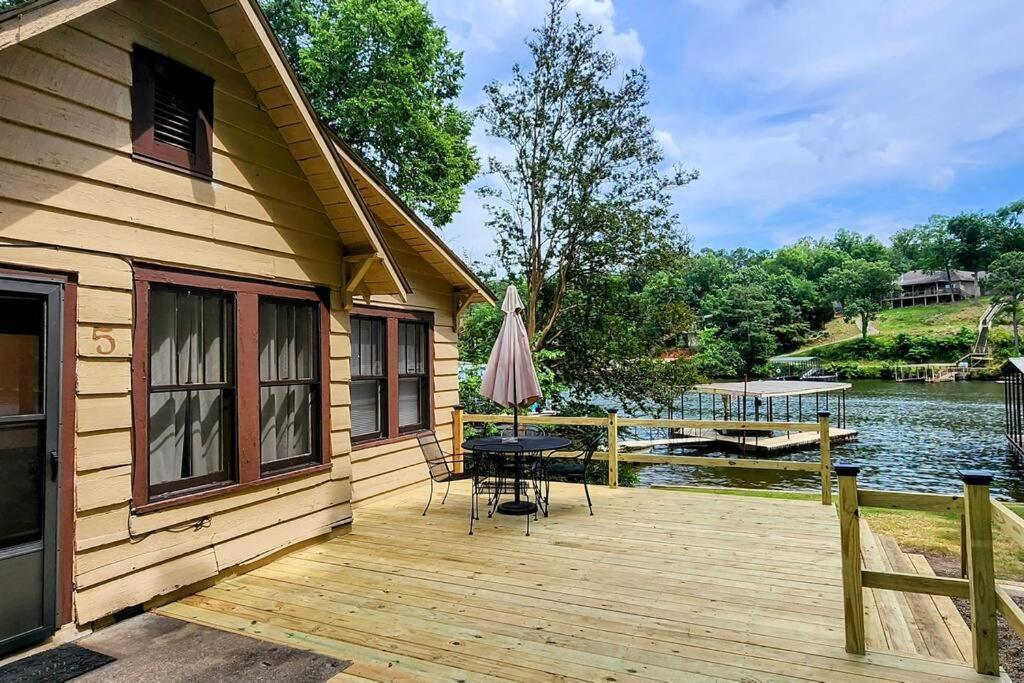 #05 - Lakefront Two Bedroom Cottage- Pet Friendly Hot Springs Bagian luar foto