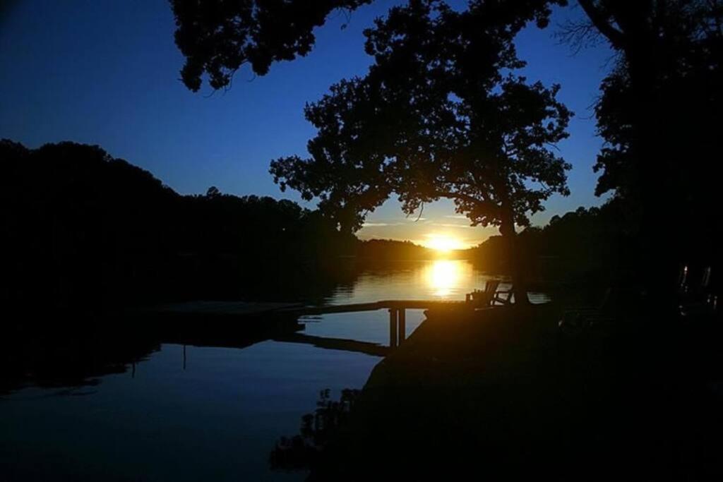 #05 - Lakefront Two Bedroom Cottage- Pet Friendly Hot Springs Bagian luar foto