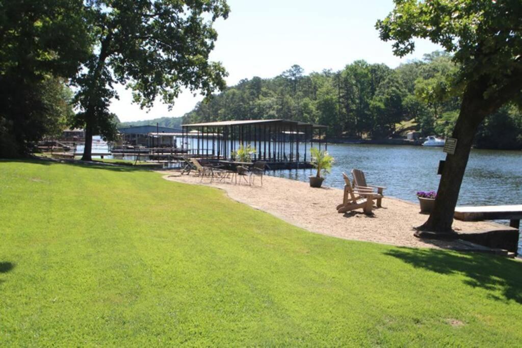 #05 - Lakefront Two Bedroom Cottage- Pet Friendly Hot Springs Bagian luar foto