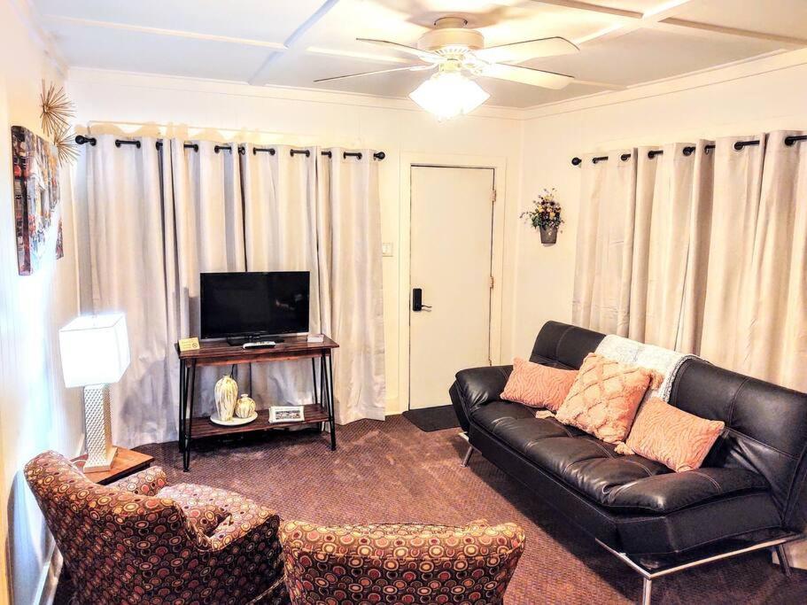 #05 - Lakefront Two Bedroom Cottage- Pet Friendly Hot Springs Bagian luar foto
