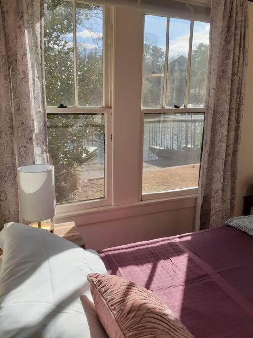 #05 - Lakefront Two Bedroom Cottage- Pet Friendly Hot Springs Bagian luar foto
