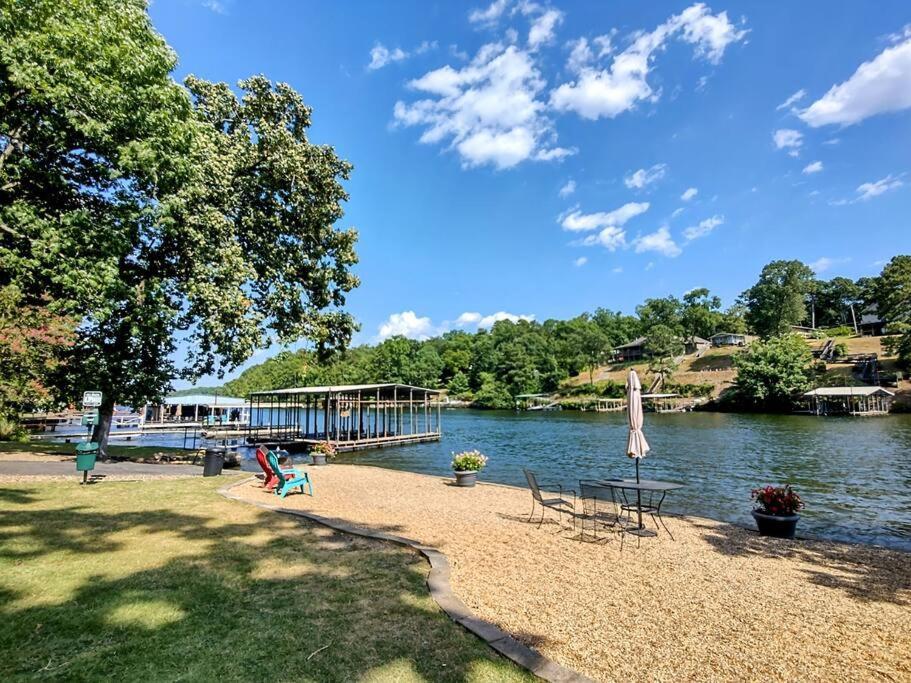 #05 - Lakefront Two Bedroom Cottage- Pet Friendly Hot Springs Bagian luar foto