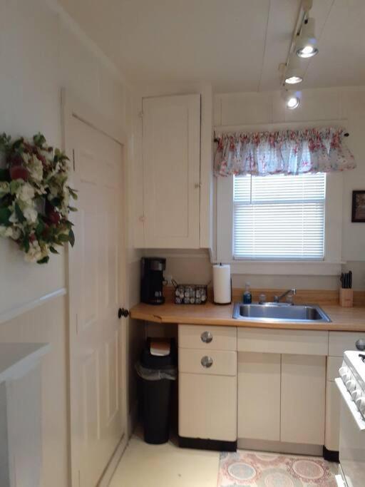 #05 - Lakefront Two Bedroom Cottage- Pet Friendly Hot Springs Bagian luar foto