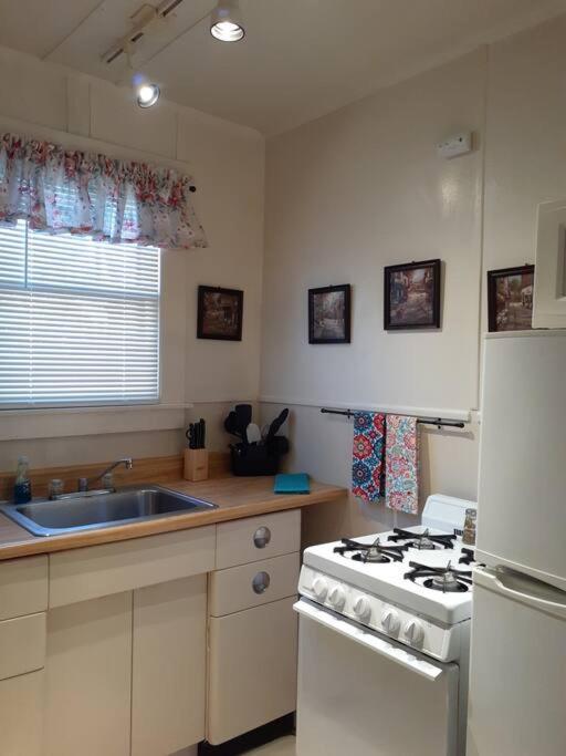 #05 - Lakefront Two Bedroom Cottage- Pet Friendly Hot Springs Bagian luar foto